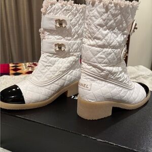 NIB CHANEL White Quilted Winter Boots with Black Cap Toe